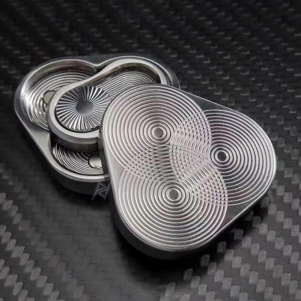 فیجت فلزی Triangle Spinner Flip Coin